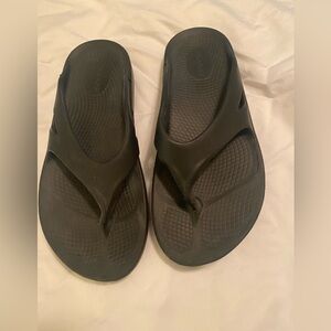 Oogos recovery black fit flops